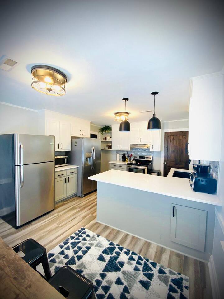 17 Cheerful 4 bedroom home- perfect for long stays - Holiday Home