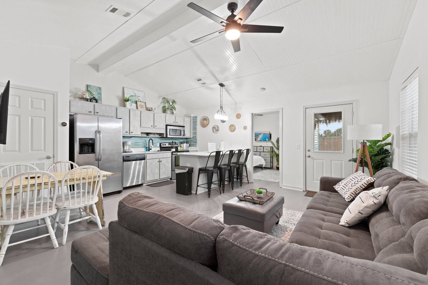 Beach Bungalow FOR 8 - WALK TO BEACH - w/ KING bed