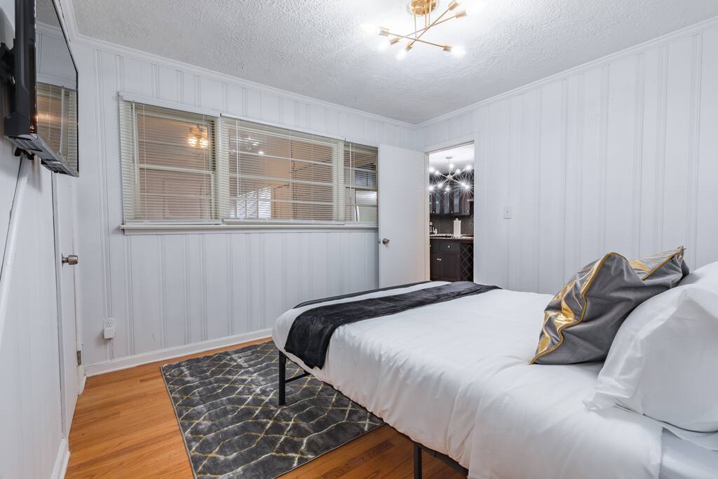 Opuluxe Art Deco Room 2 w/ Monthly Discount Opuluxe Short Term Rentals