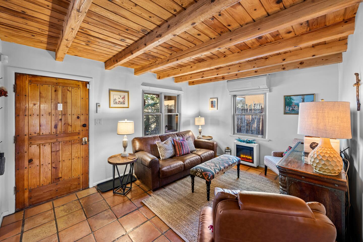 Hummingbird House, 3BD/2BA Charmer, Firepit, Patio