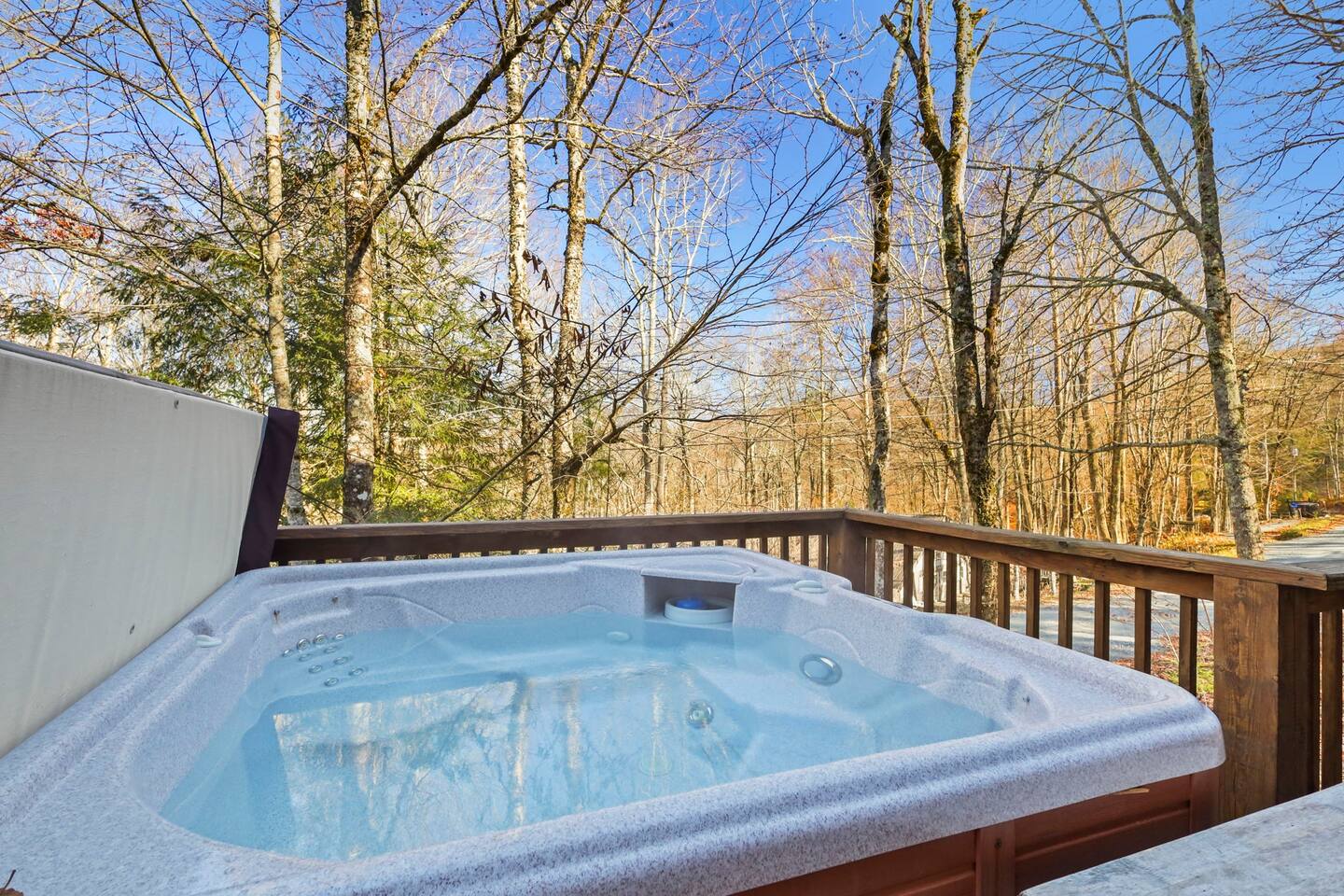 Beech Mountain Ski Lodge & hot tub. Easy Parking!