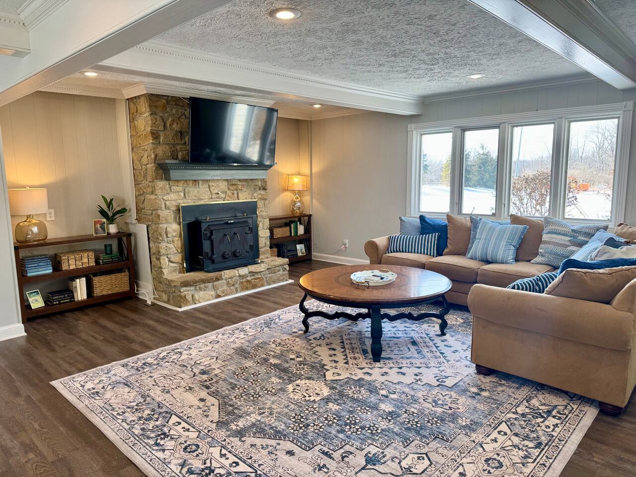 Farmhouse * 2.5 Acres * 15 min to Grand Park