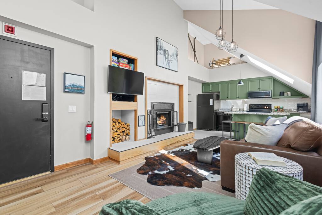 Newly Renovated w/ Hot Tub & Free Keystone Shuttle