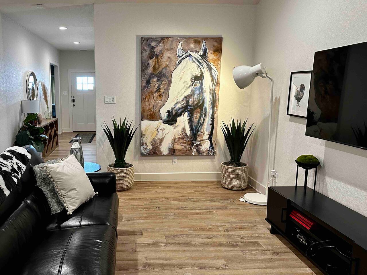 Farmhouse  King Bed HOT TUB sleeps 10 by G4THER