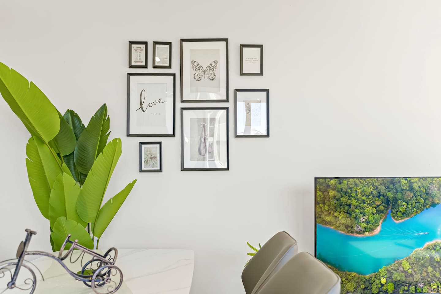 Stunning 2 Bedroom Apt at Waterloo