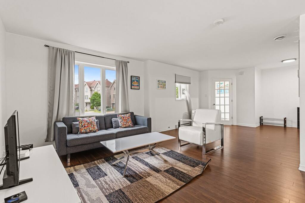 Lovely 2-bedroom Apt. in DIX30 close to DT