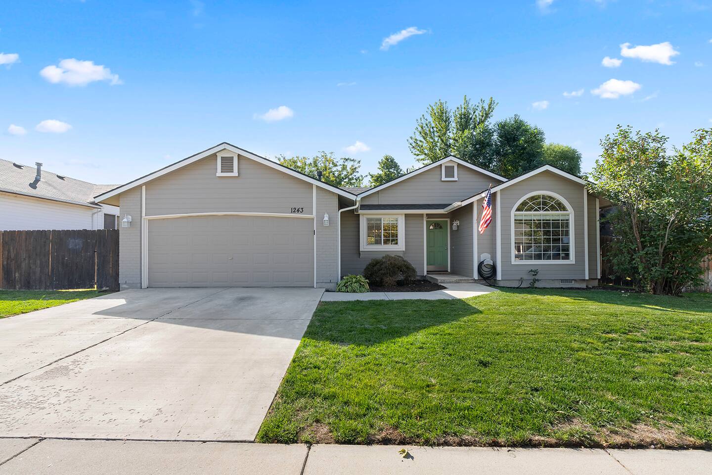 HUGE backyard, BBQ, fire pit, & near outdoor mall