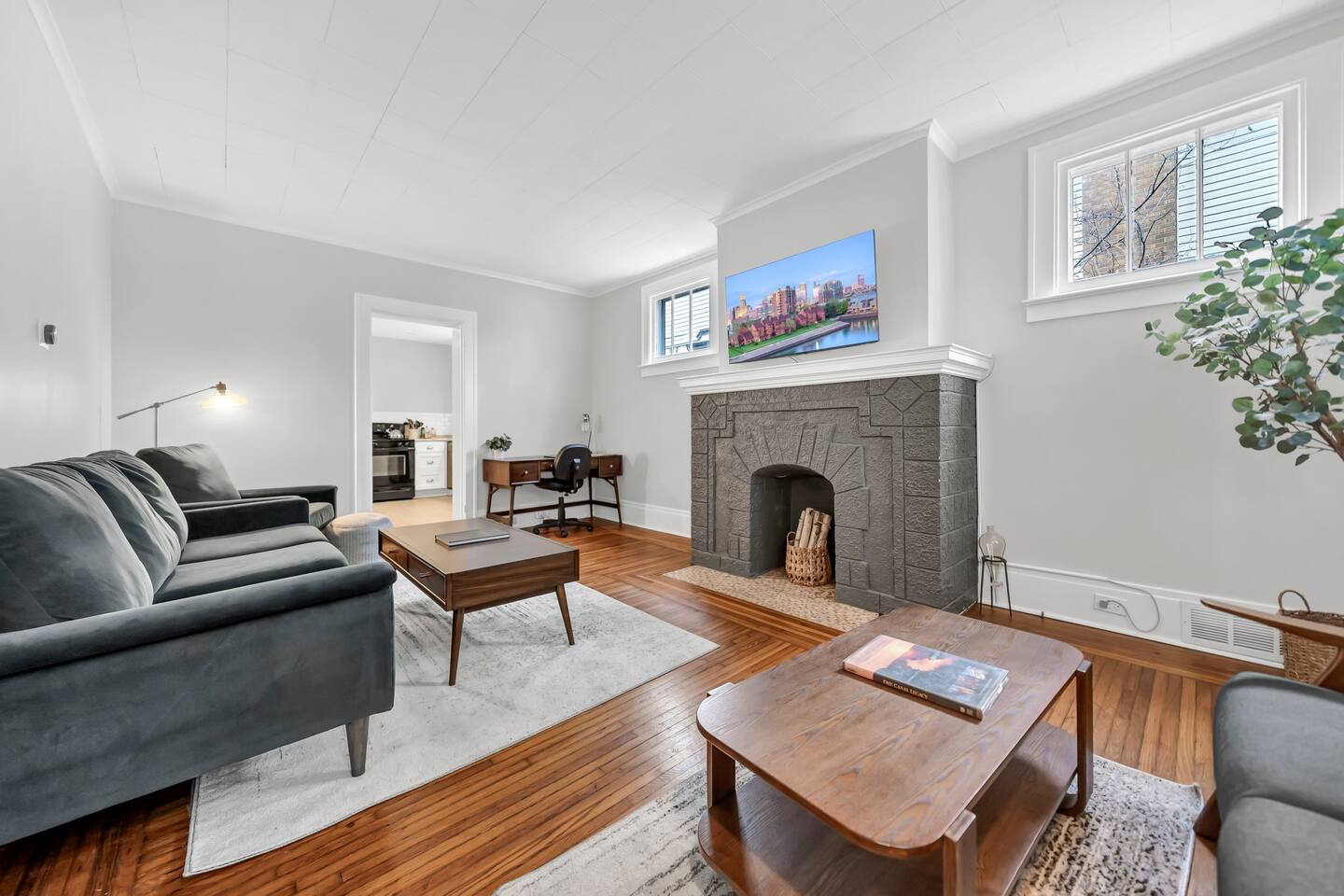 2 Queen. Near Peace Bridge. 1 off street parking