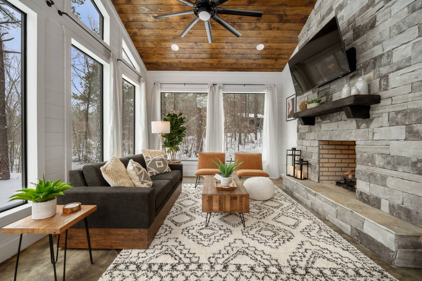 The Pearl | Luxury Cabin, Hot Tub, Sleeps Up to 4