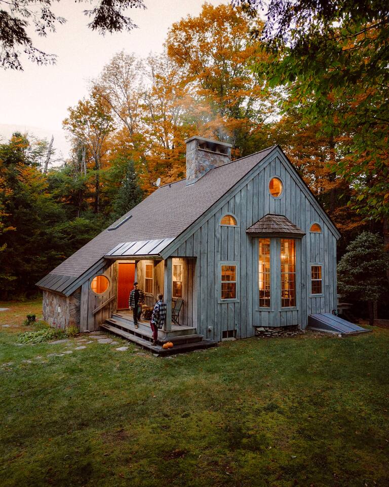 Holiday Ski Cabin in VT, Hot Tub, Fire Pit, Charm