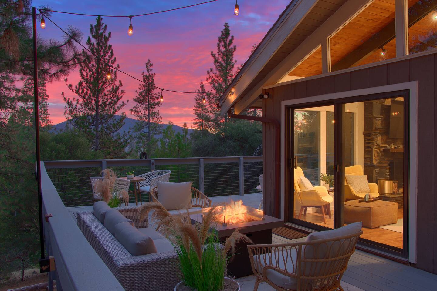 Ponderosa Pines Escape by TGYR W/Hot Tub/Indoor Fireplace/Outdoor Fire Pit