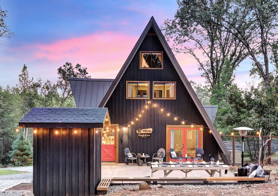 Scenic A-frame retreat, hot tub, treehouse & more!