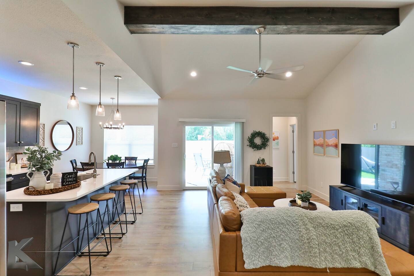 Farmhouse King Bed Hot Tub by G4THER sleeps 10