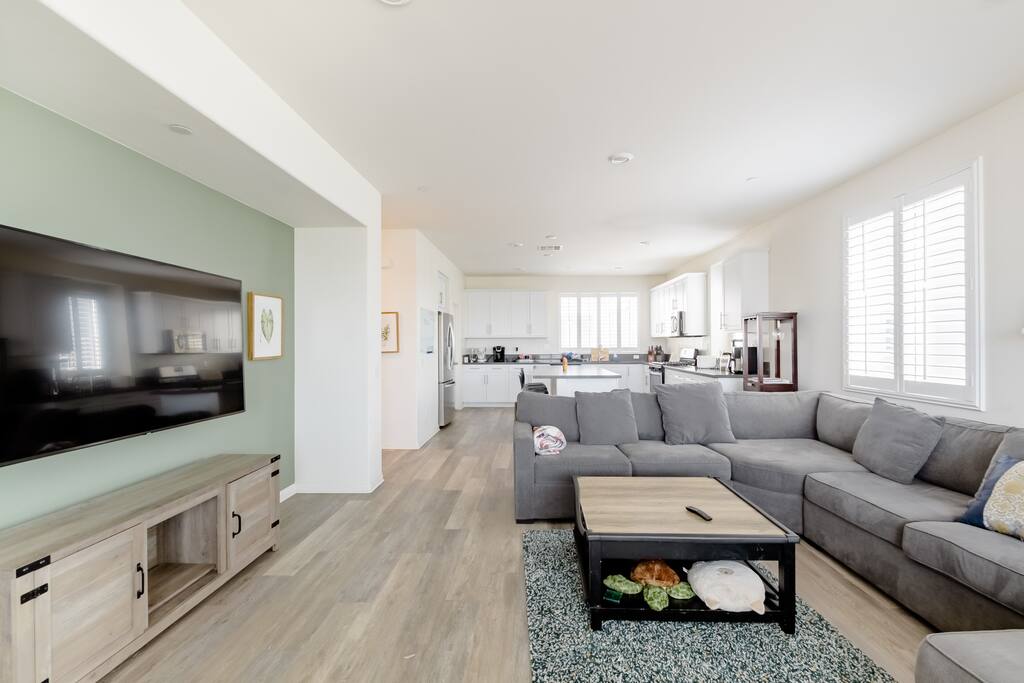 Comfy 1 bedroom/ attached garage parking space!
