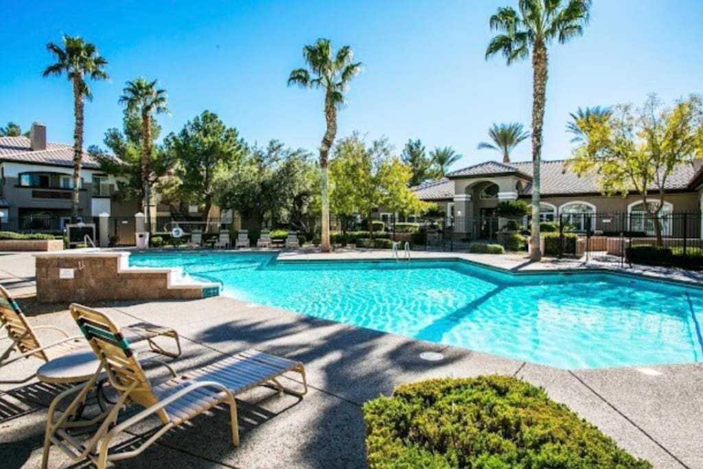 Cozy 2BR/ 2BTH condo minutes from the Strip!