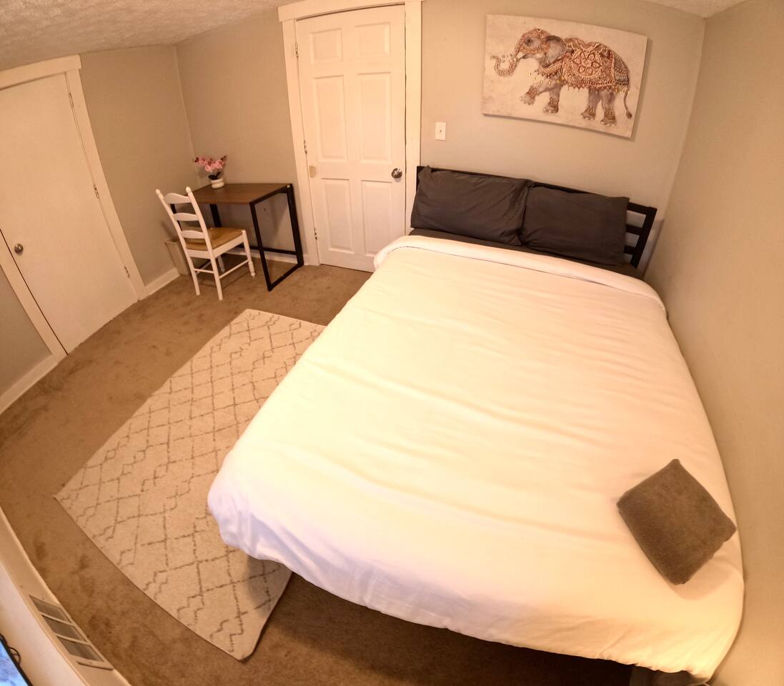 Elegant Home- Private Bedroom #4, Convenient to DT