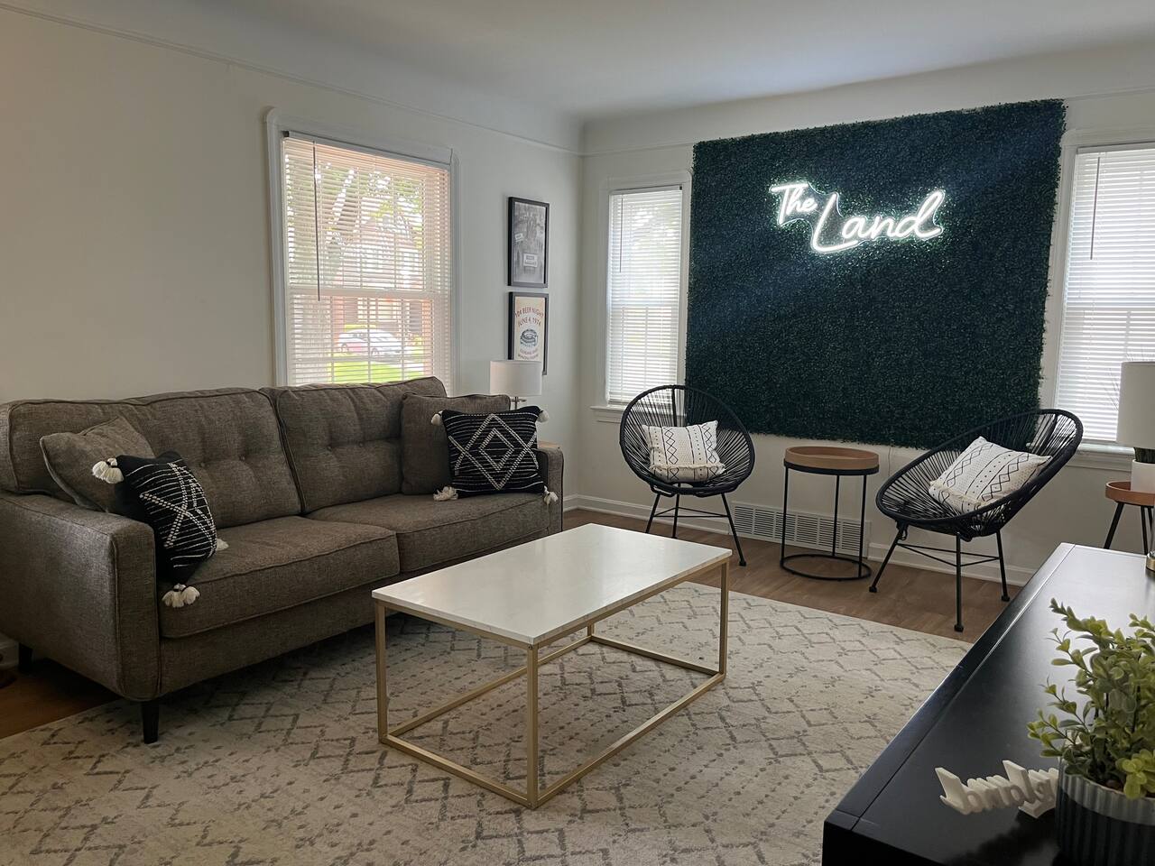 Min from Airport | Fully Remodeled | Fam Friendly!