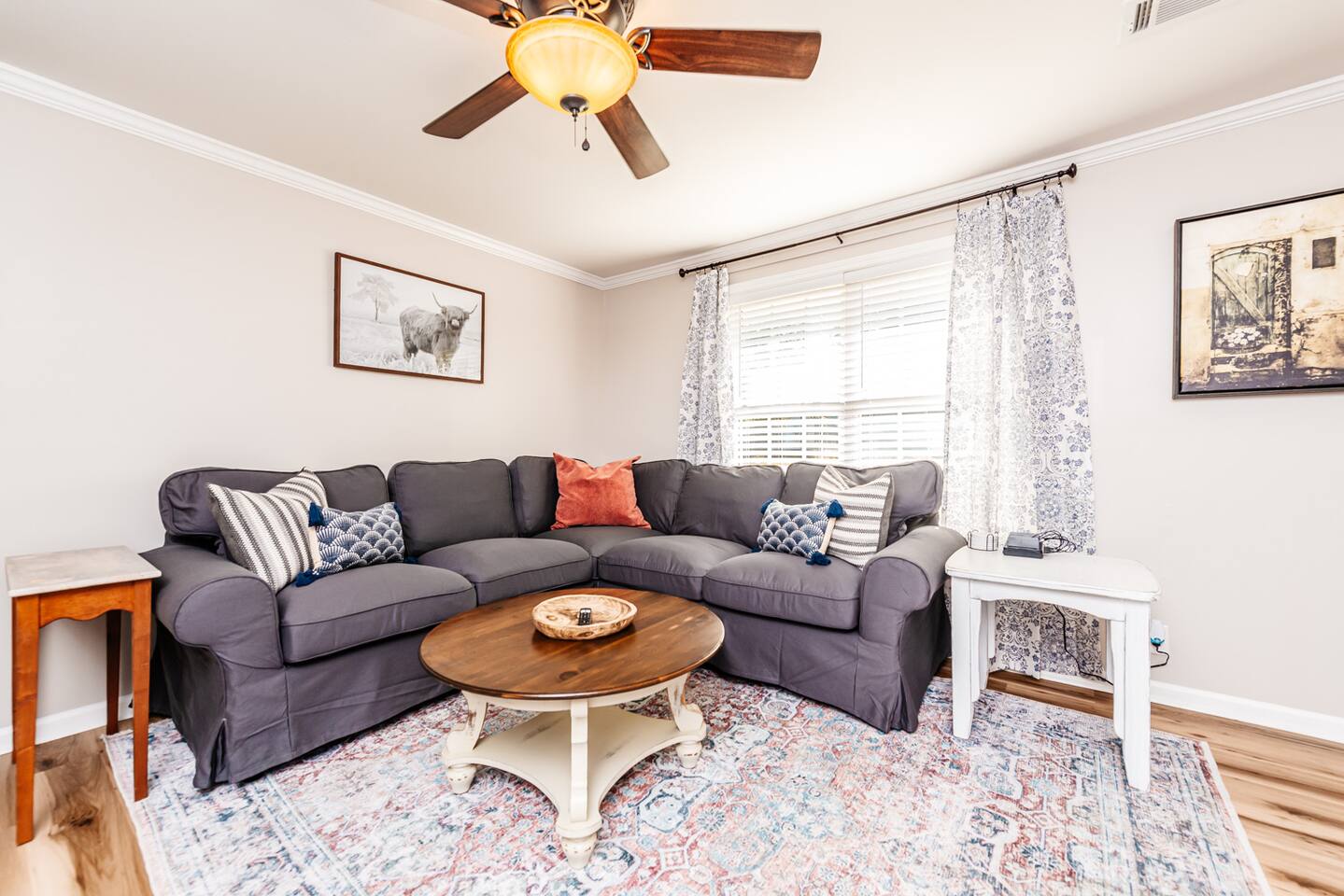 3 Queen Beds, 2 min to Fairgrounds, Fenced Yard