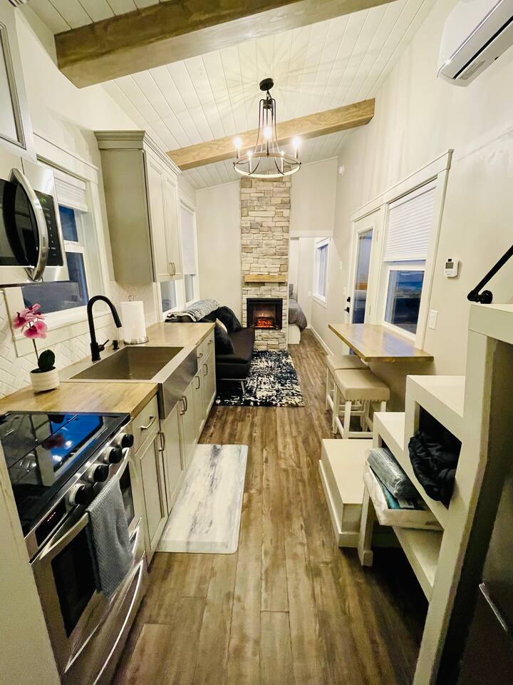 Delightful 1-bedroom Tiny Home w/ indoor fireplace