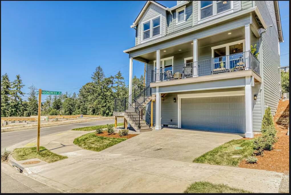 Rockrose Retreat- New Home with EV Charging