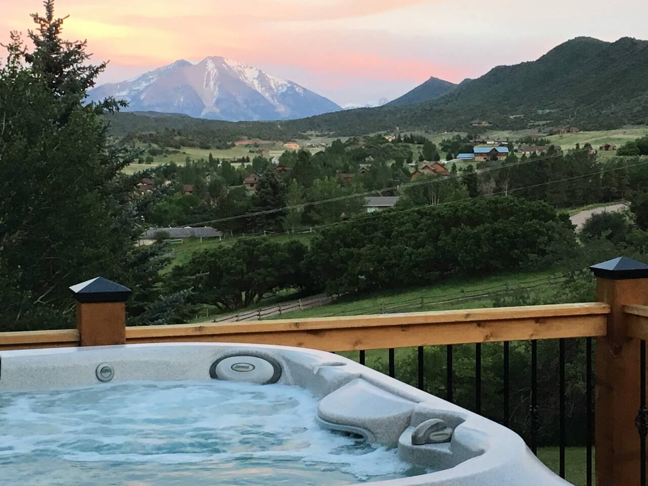 Majestic Views & Hot Tub - 10 Min to Skiing!