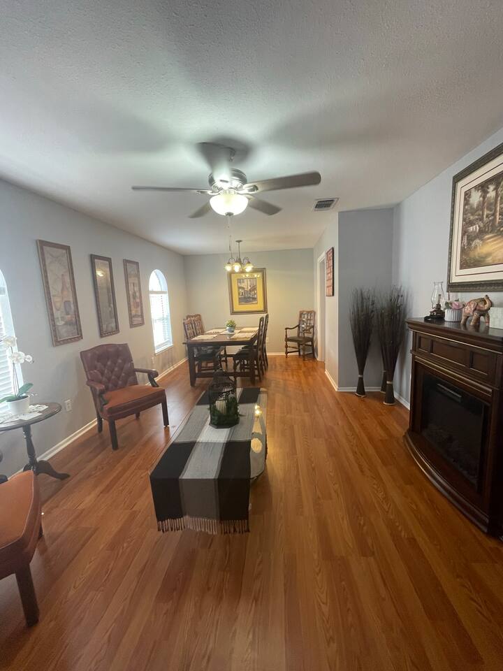 Pet Friendly, Private Bkyd 4 bedroom