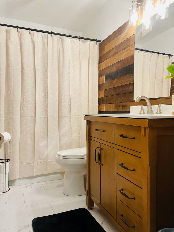 Suite Space A | KING 1BD/1BA Apt near UE