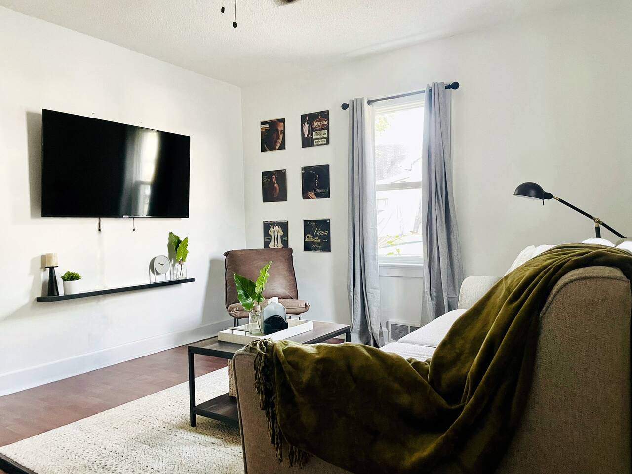 Suite Space A | KING 1BD/1BA Apt near UE photo 2