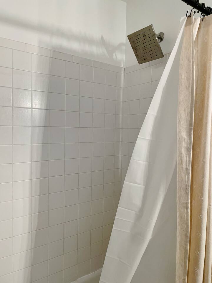 Suite Space A | KING 1BD/1BA Apt near UE