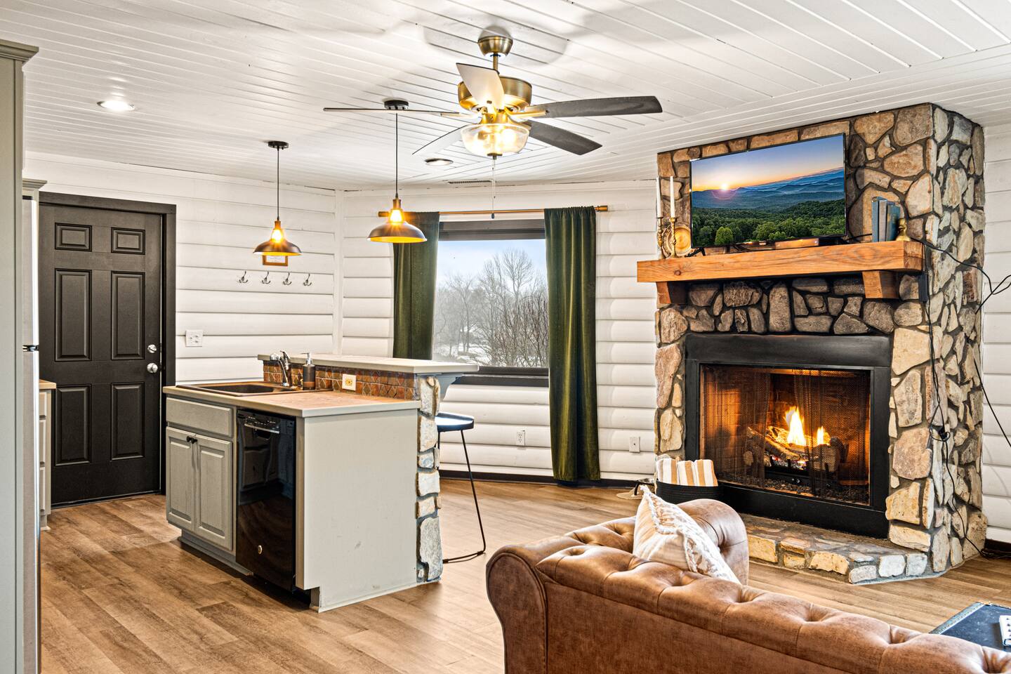 Hot Tub! Fireplace! Dog Friendly! Min to Dwntwn!