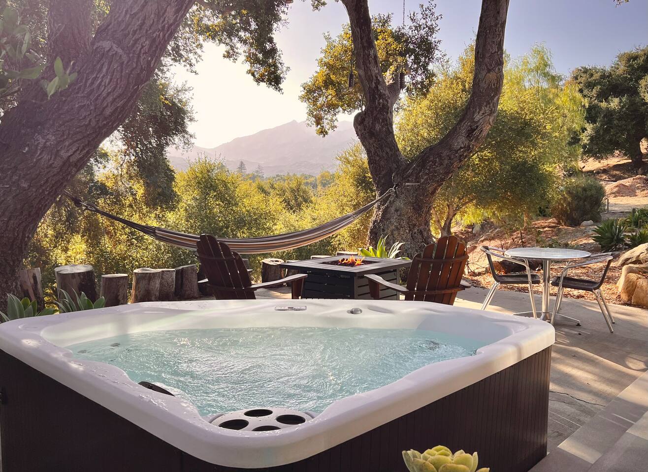 Modernist Suite: HOT TUB/View/Firepit/Patio + More