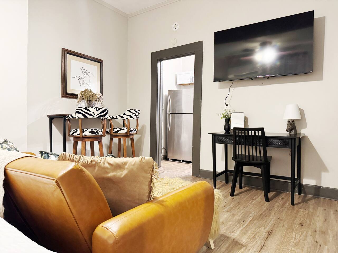 Suite Home Indiana #2 |KING 1BR/1BA Apartment photo 2