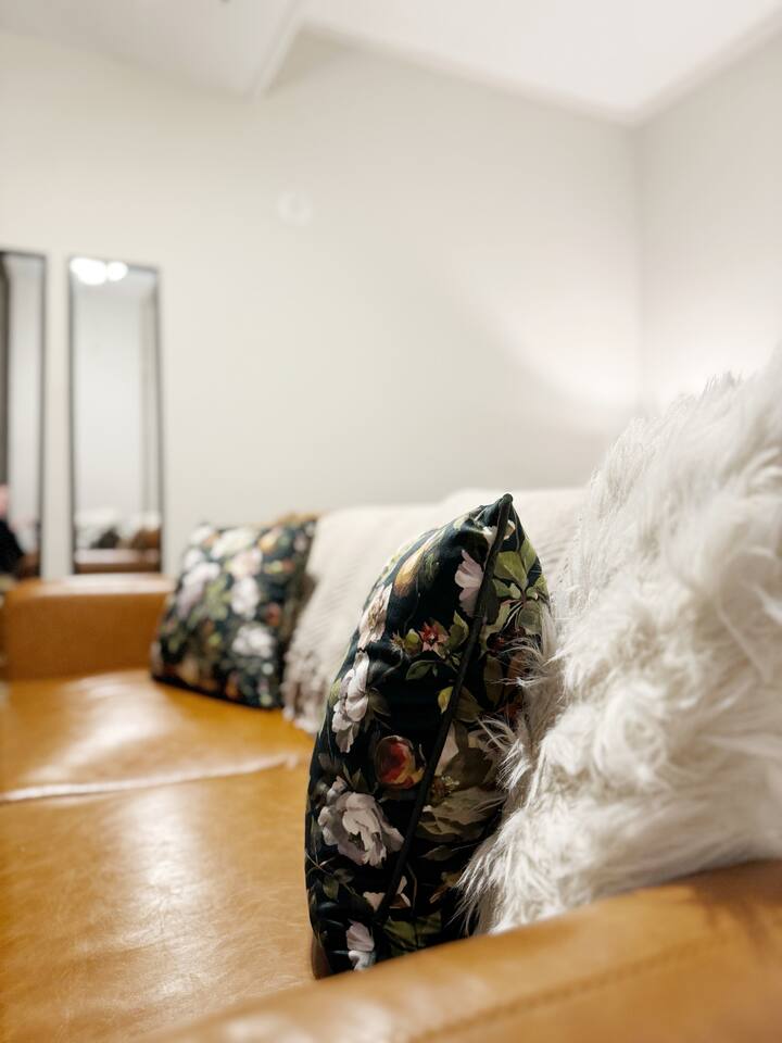 Suite Home Indiana #2 |KING 1BR/1BA Apartment