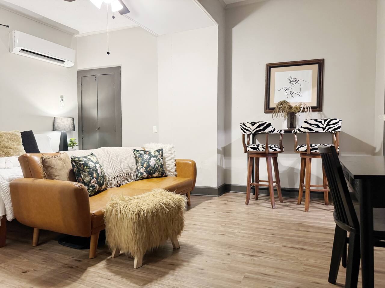 Suite Home Indiana #2 |KING 1BR/1BA Apartment photo 3