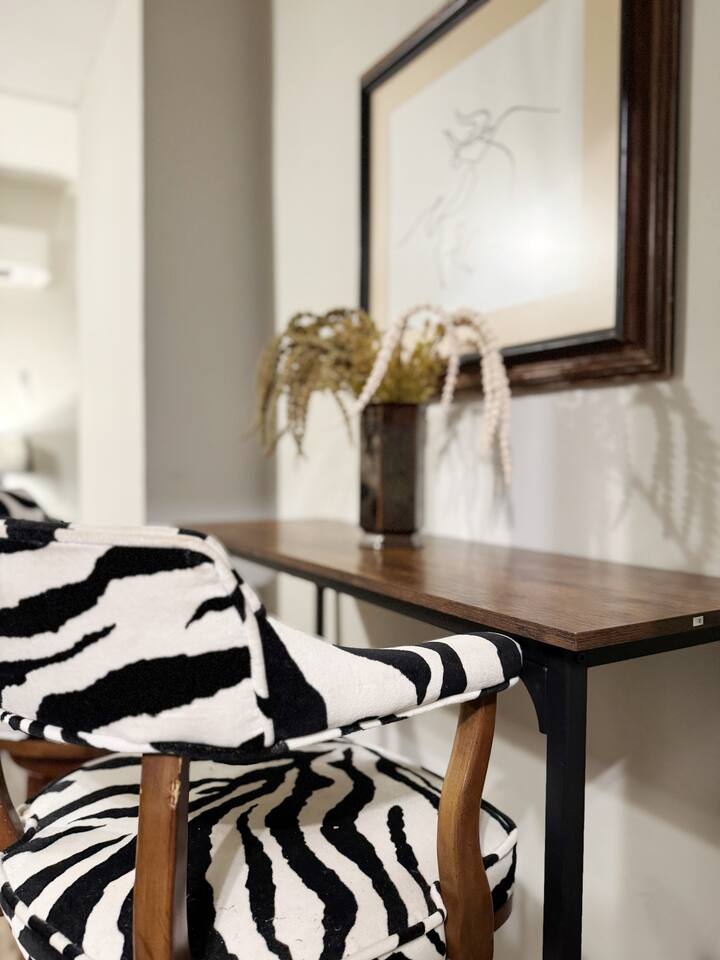 Suite Home Indiana #2 |KING 1BR/1BA Apartment