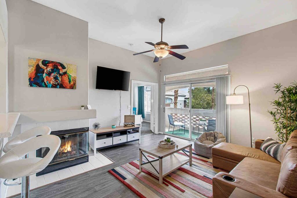 Gorgeous centrally located 2 bedroom condo!