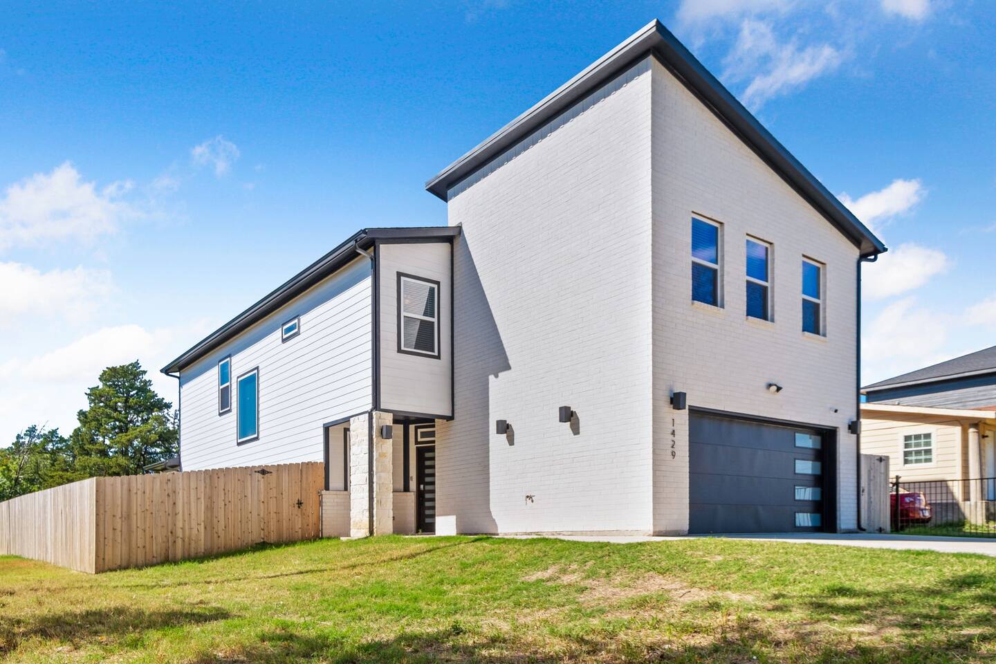 Modern Tropical 5 BR/8BEDS Home in Dallas w/ Yard!