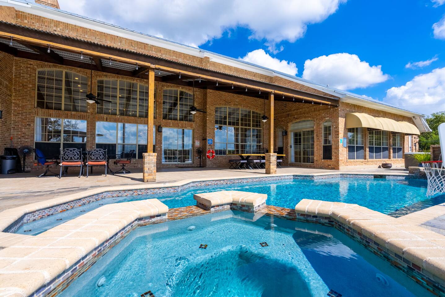 Vista Estate: Luxury Heatable Pool & City Views