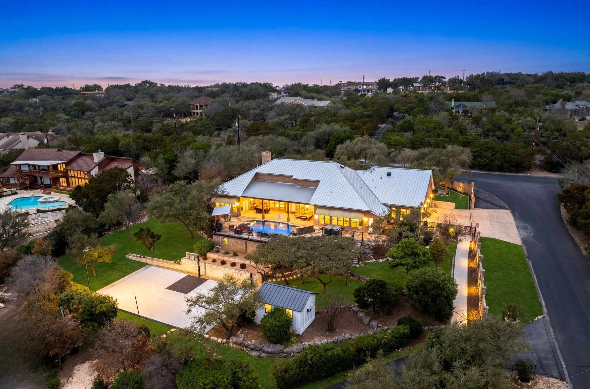 Vista Estate: Luxury Heatable Pool & City Views