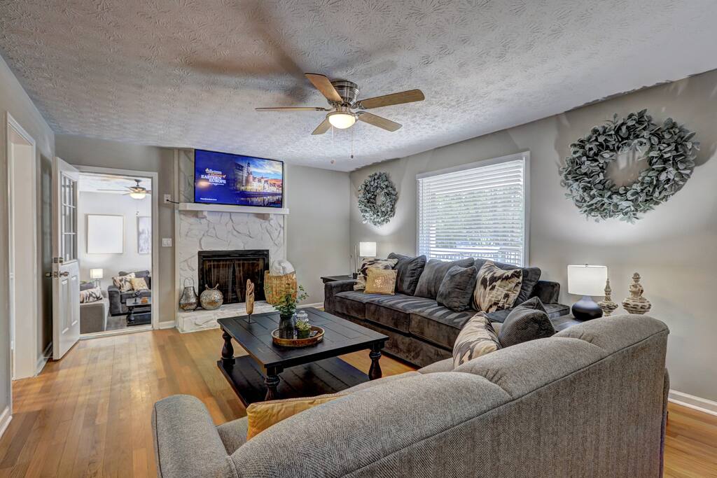 King Bed, Smart TVs & Backyard Fun!