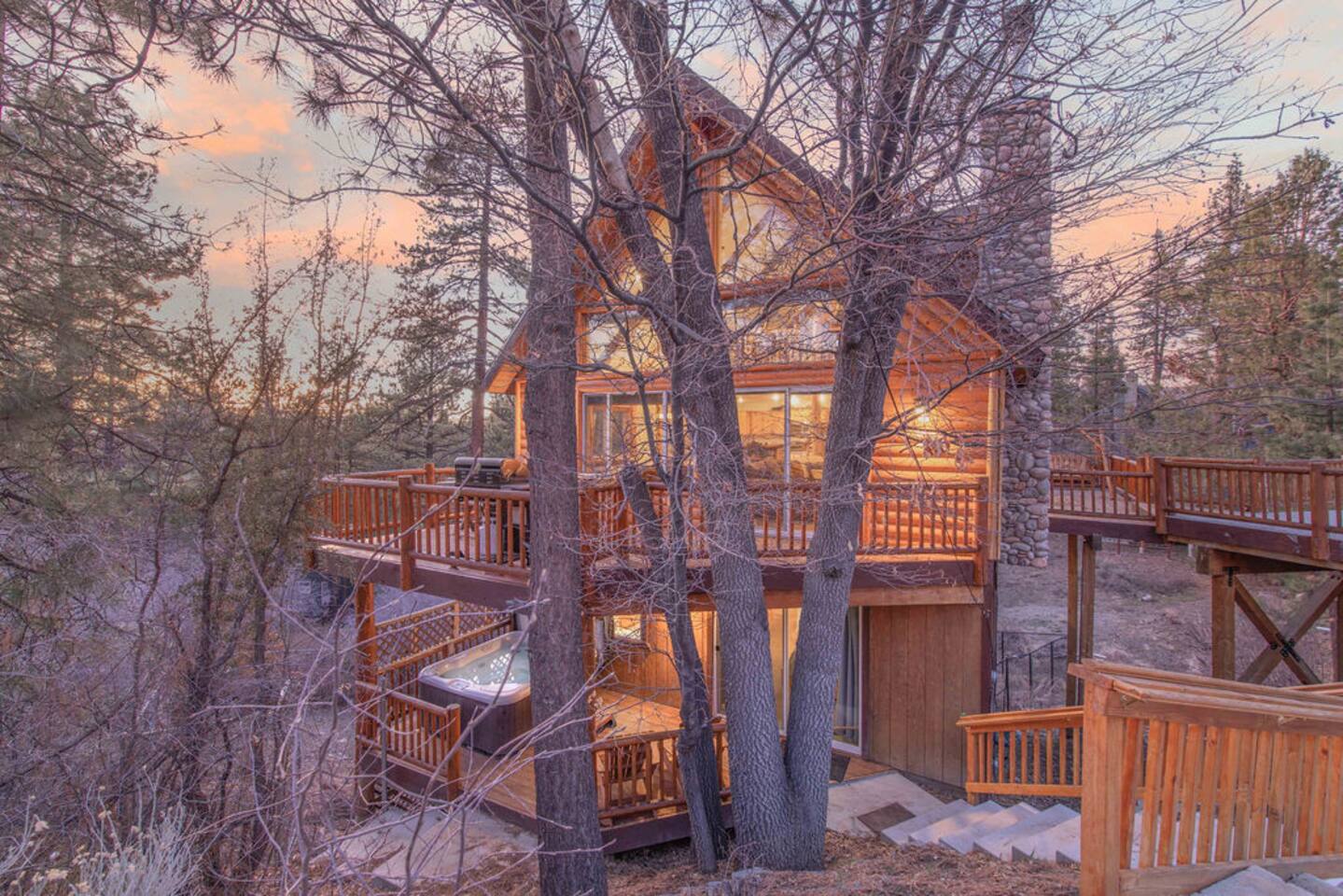 Hot Tub, Pool Table, Close to Zoo, Lake, & Village