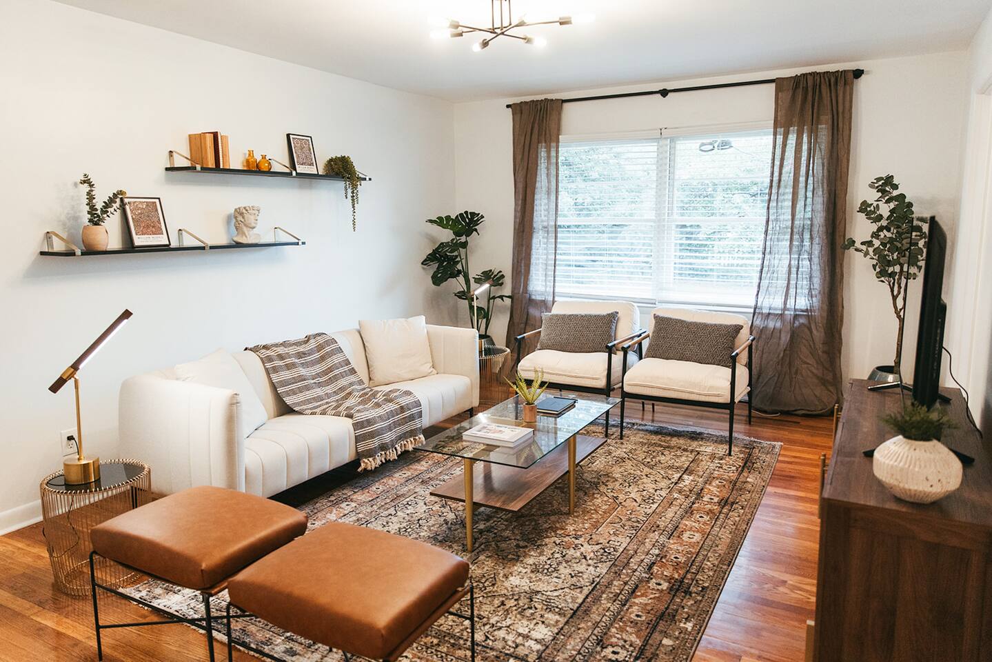 5 Mins to UK, Downtown, & Stadium| Modern 3BD Stay