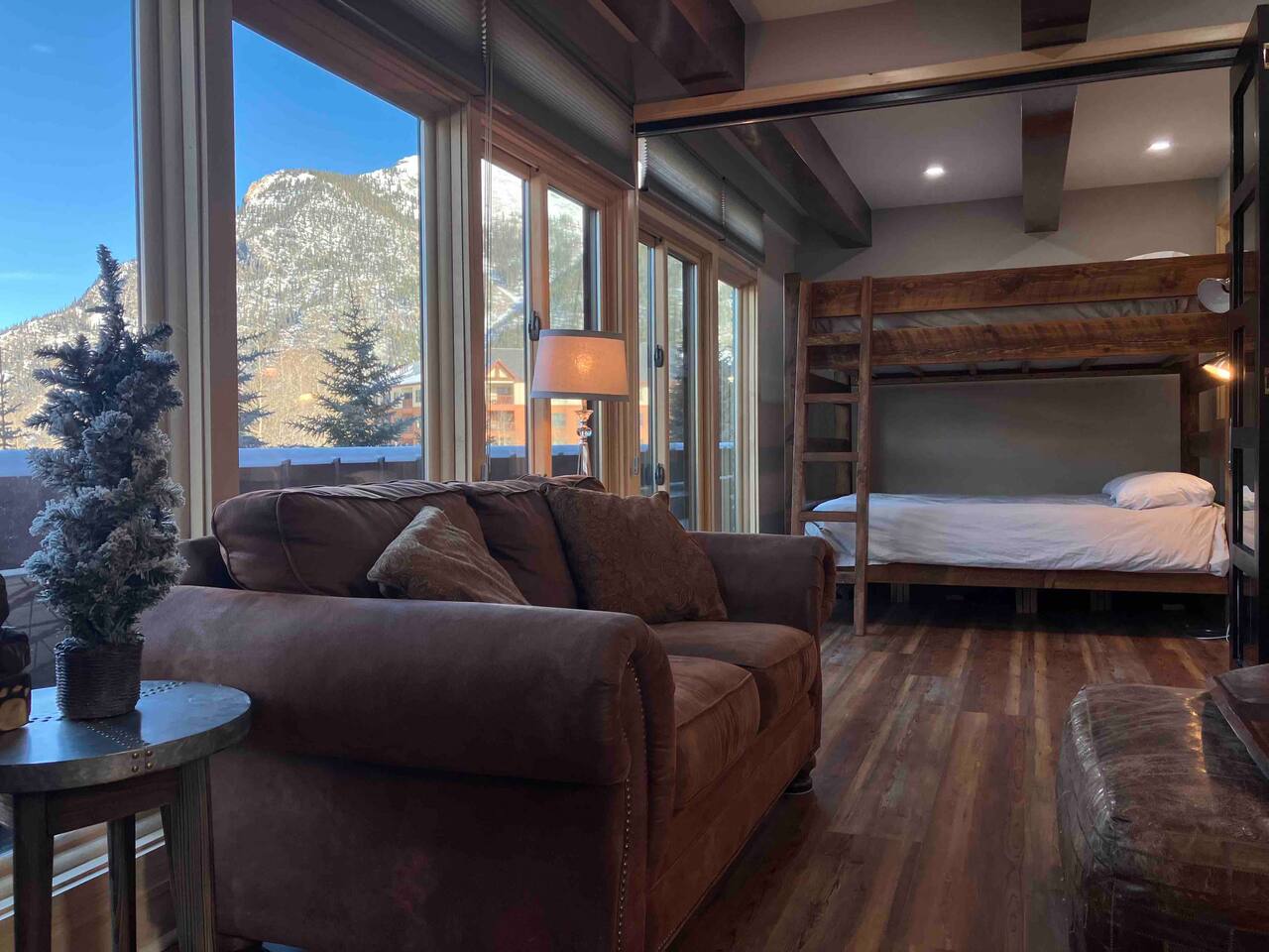 Ski-in/Ski-out! Cozy updated Condo!