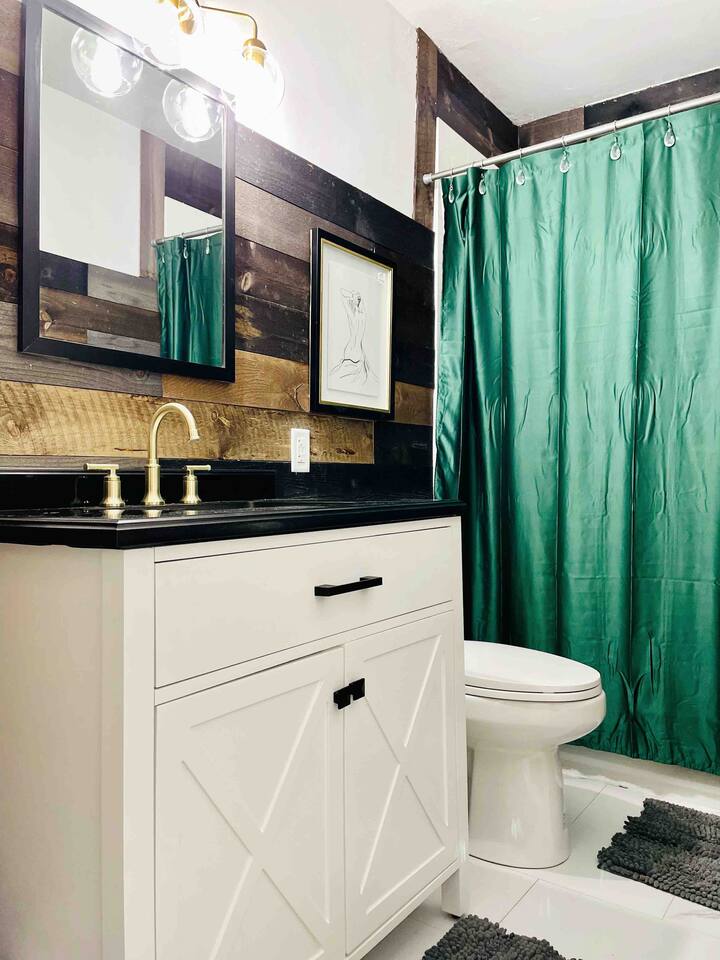 Suite Space B | KING 1BD/1BA Apt near UE