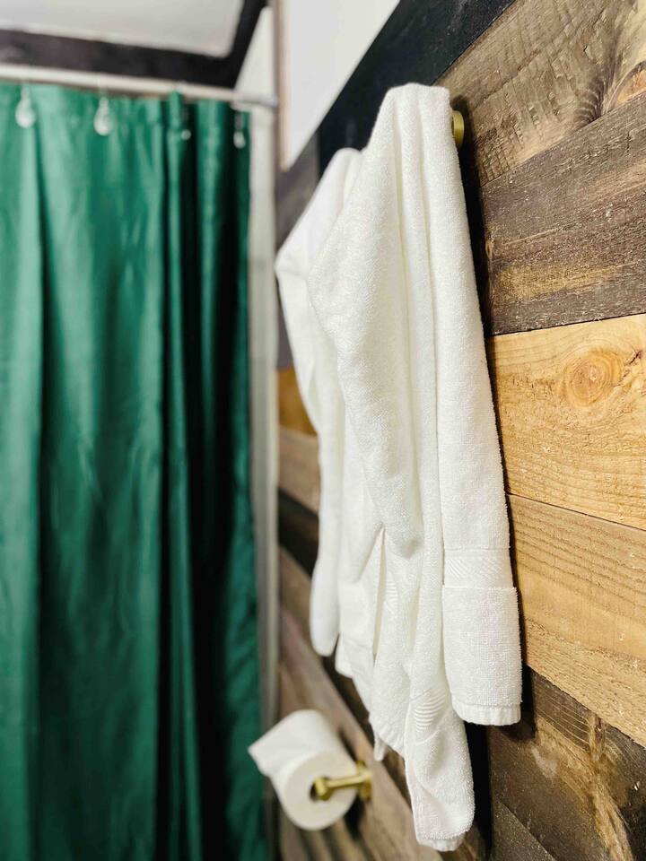 Suite Space B | KING 1BD/1BA Apt near UE