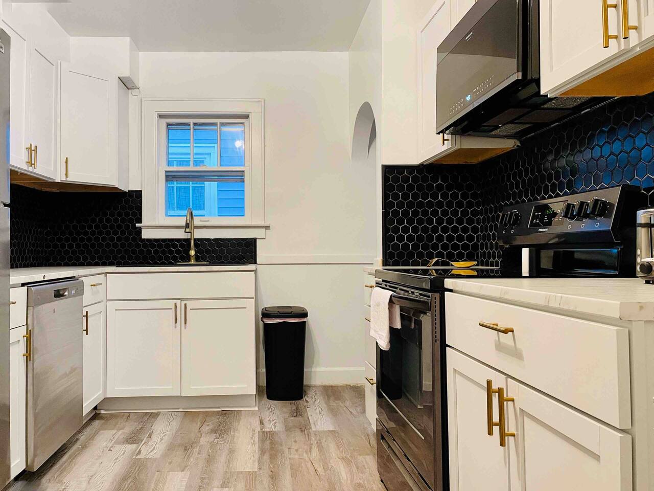 Suite Space B | KING 1BD/1BA Apt near UE photo 4