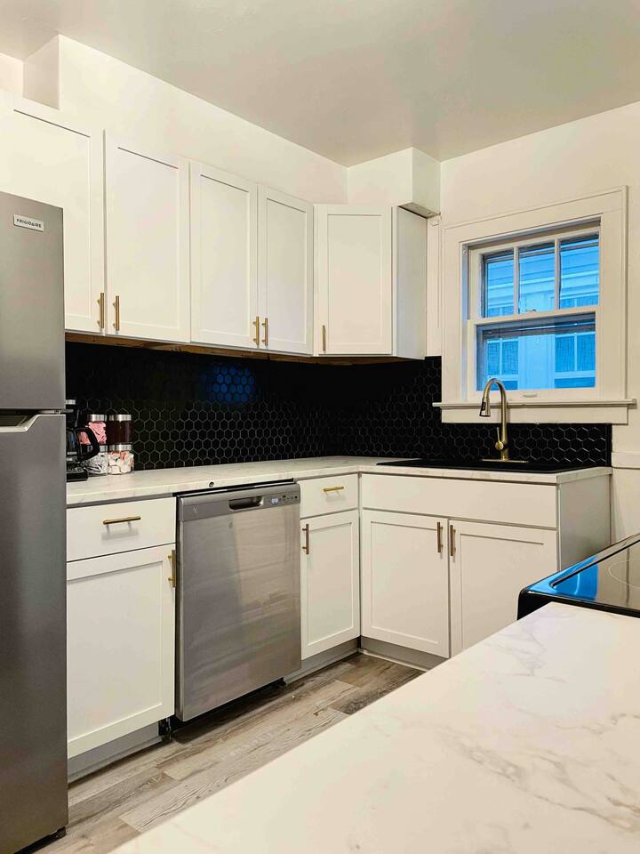 Suite Space B | KING 1BD/1BA Apt near UE