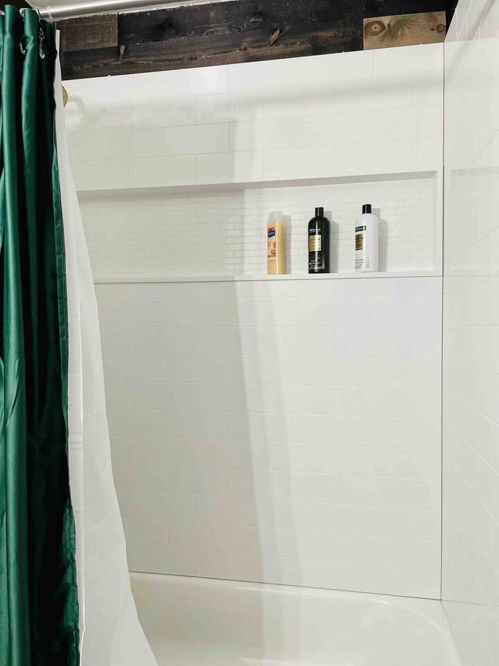 Suite Space B | KING 1BD/1BA Apt near UE