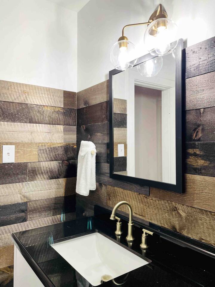 Suite Space B | KING 1BD/1BA Apt near UE