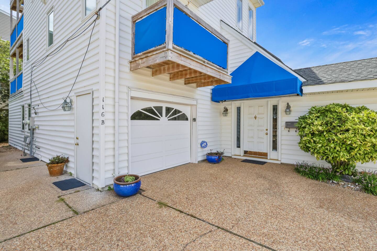 Wave and Sea - North end home with elevator - just steps to the beach!